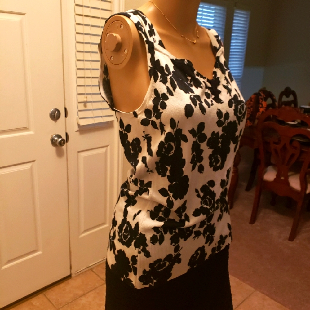 White House Black Market M floral frenzy soft knit tank vneck ribbed